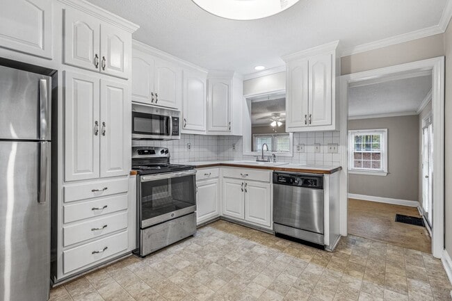 Building Photo - McLeansville - Minutes from Elon & Greensboro!  Brick Duplex on a few Acres, Den, SS Appliances, ...