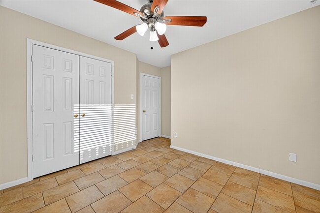 Building Photo - 15242 Kingsbridge Way