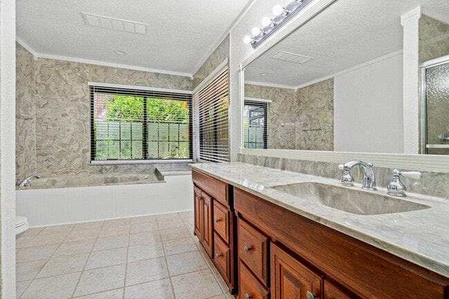Building Photo - 9405 Dundee Dr