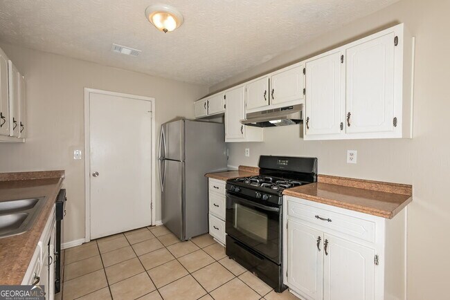 Building Photo - 8756 Ansley Way