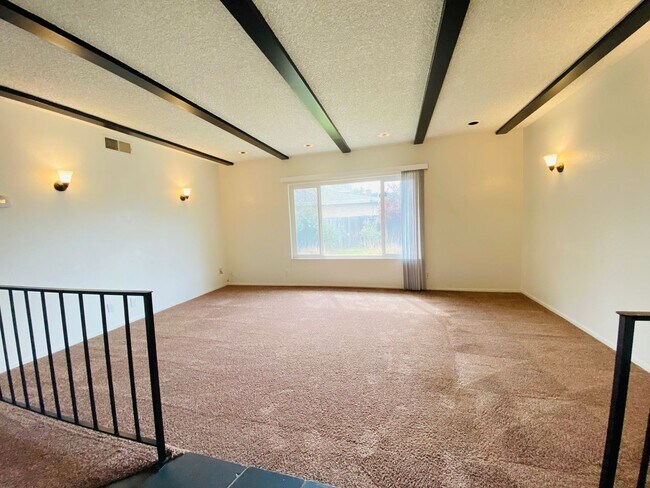 Building Photo - Cute Corner Lot!