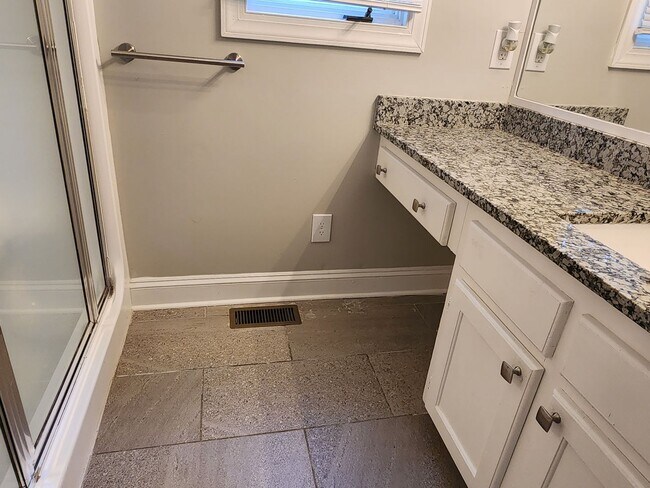 Building Photo - 4 Bedroom, 3 Bath Ranch in the heart of Monroe