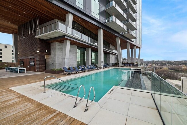 Building Photo - 70 Rainey St