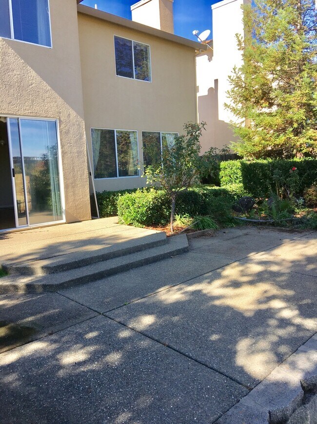 Building Photo - Large, Dog Friendly Rocklin Home with a View!