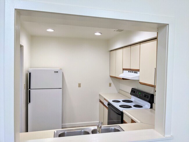 Building Photo - Spacious 2 Bedroom Apartment in Emmaus!