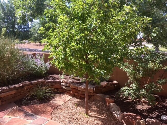 Building Photo - Beautiful Fully Furnished 2 Bedroom Townho...