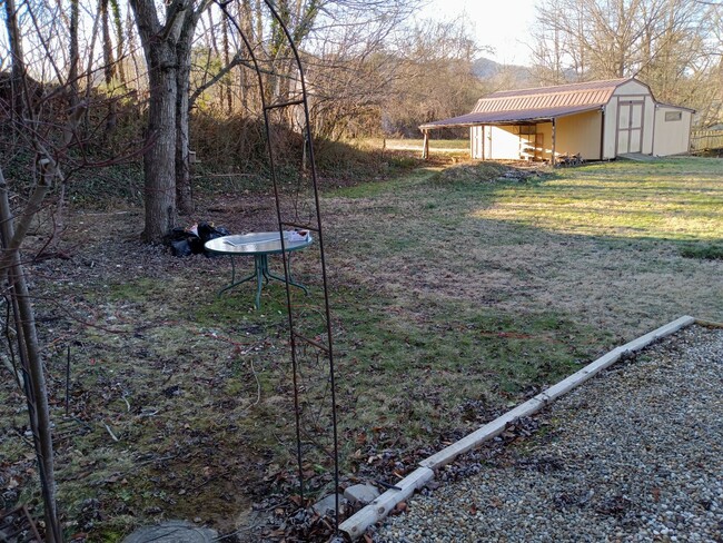 Building Photo - 4 Bedroom / 2.5 Bath Home Johnson City, TN...