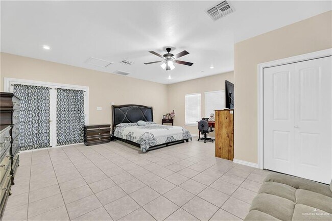 Building Photo - 3613 Los Lagos Dr