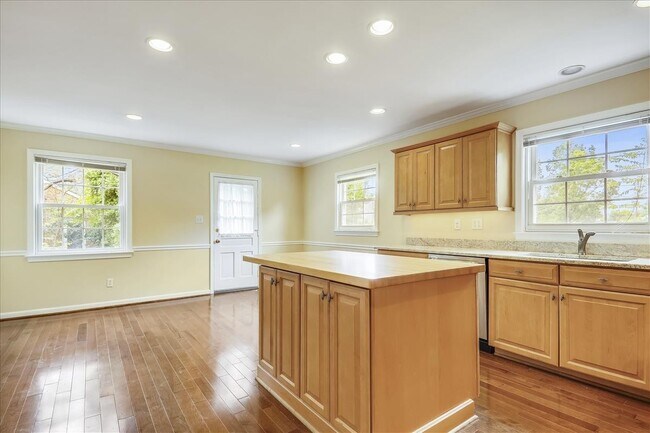 Building Photo - Beautiful 4 BR 3 BA home in quiet neighbor...