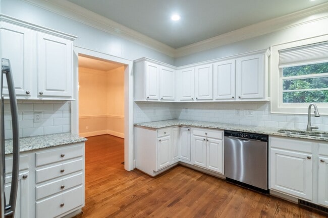 Building Photo - Spacious charmer in the heart of Dilworth ...
