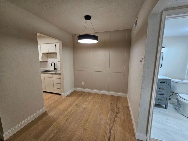 Building Photo - Ready for immediate move in!