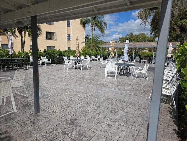 Building Photo - 7145 Huntington Ln