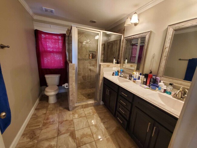 Building Photo - 4 bedroom available for move in August 1st...