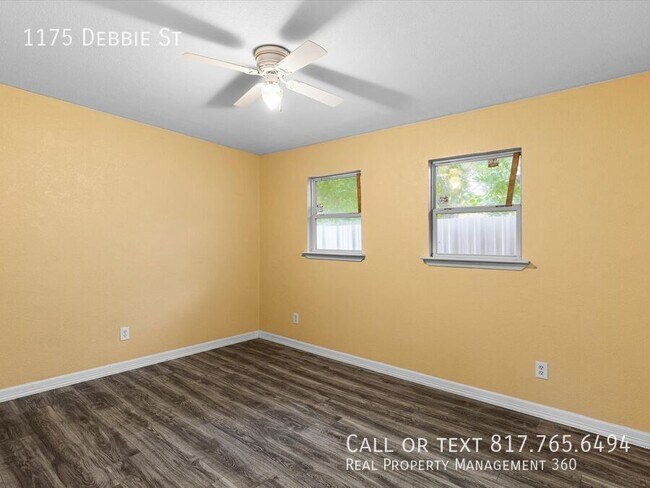 Building Photo - 1175 Debbie Dr