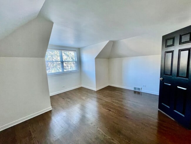 Building Photo - 3701 W North Shore Ave