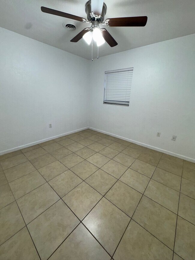 Building Photo - 1633 NE 70th St