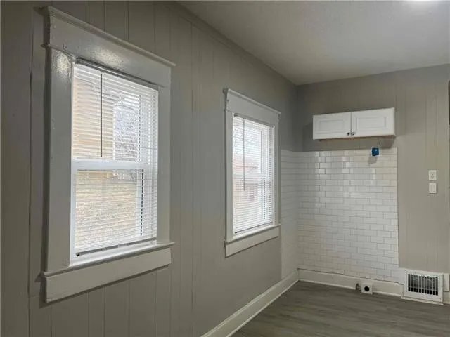 Building Photo - 242 N Valley St