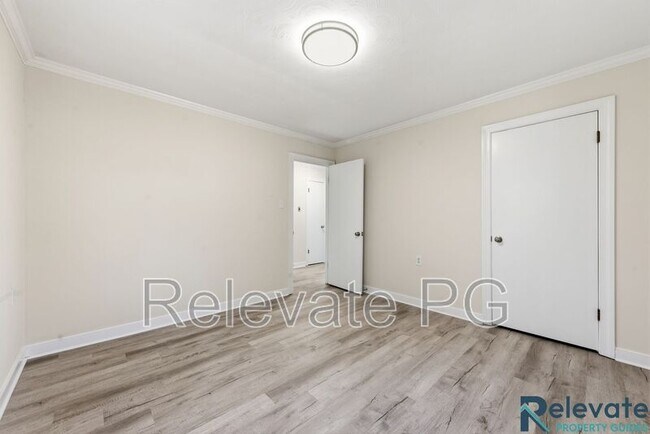 Building Photo - 6805 Lakeshore Dr