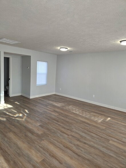 Building Photo - 2025 N 31st St