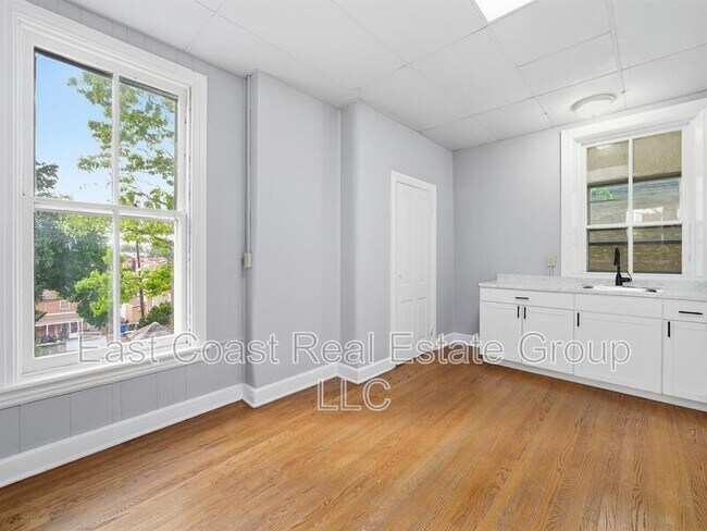 Building Photo - 323 N Potomac St