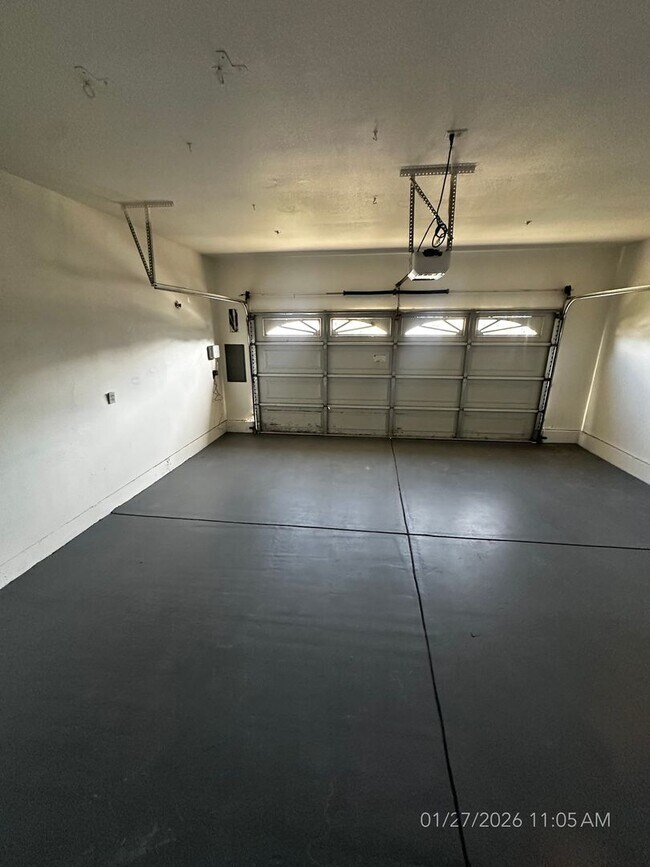 Building Photo - Refreshed 3 Bedroom, 2 Bathroom