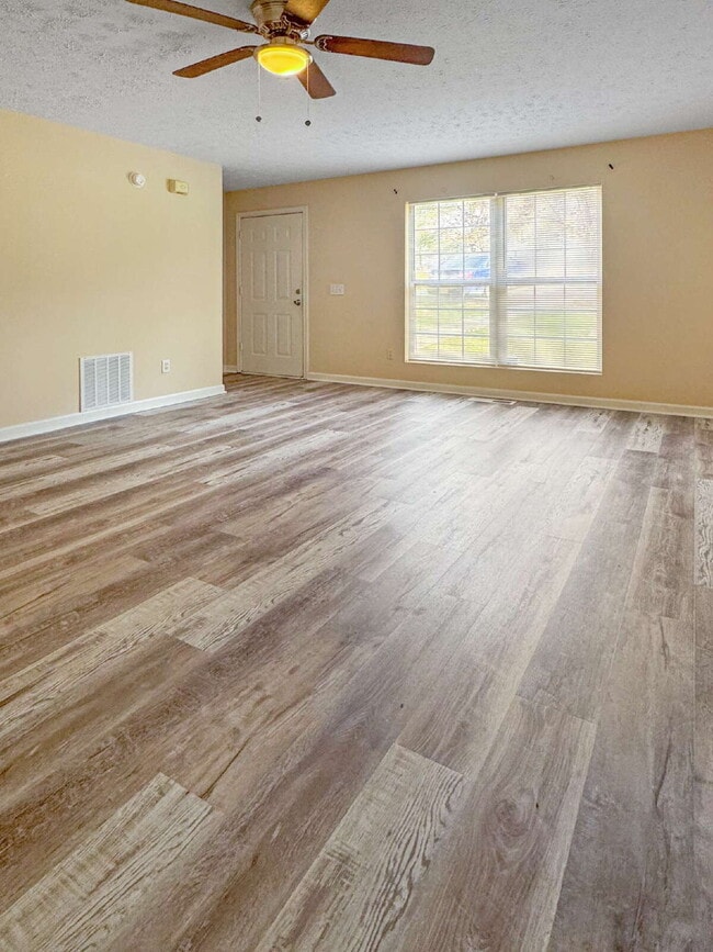 Building Photo - Duplex in Flowery Branch Available Immediately