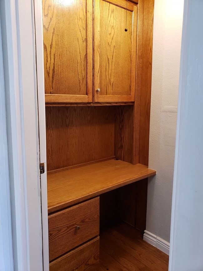 Building Photo - 5005-Side Studio