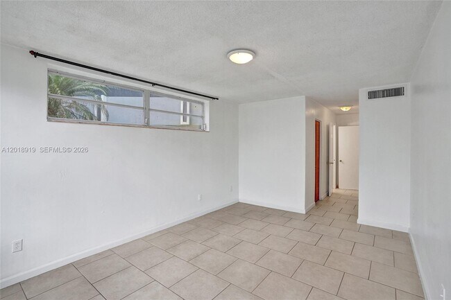 Building Photo - 1601 NE 191st St
