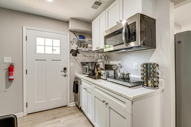 Building Photo - 6604 Oak St