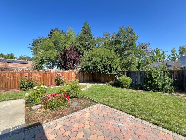 Building Photo - Brand New Flooring and FRESH Paint - SPACIOUS 3 BEDROOM HOUSE IN LIVERMORE!!!