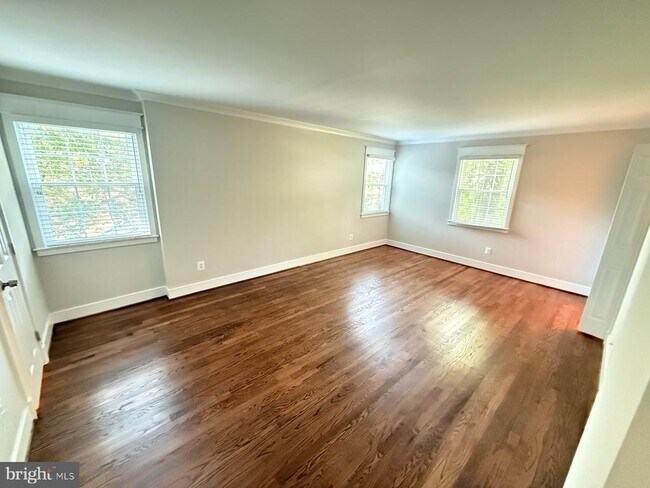 Building Photo - 9303 Fernwood Rd