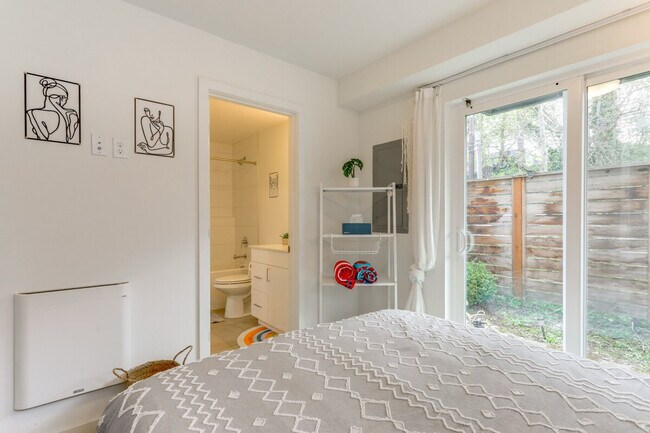 Building Photo - 128A W Florentia St