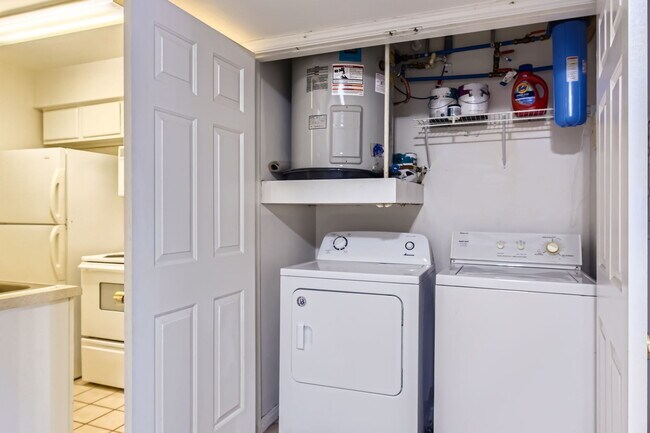 Building Photo - "Charming 1-Bedroom Haven in Austin's Hear...