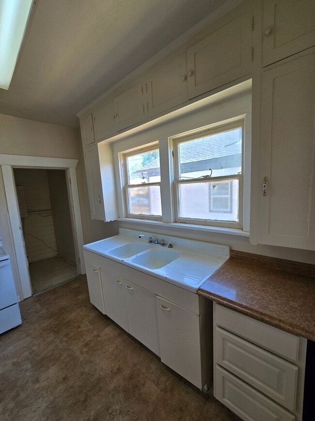 Building Photo - Central Spokane 4 BR/ 1 BA Home