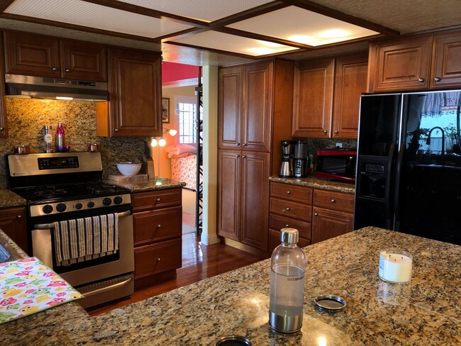 Building Photo - Gorgeous Furnished Oasis in Las Vegas Avai...