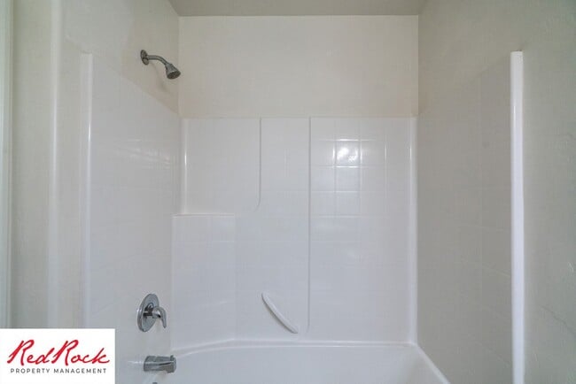 Building Photo - End Unit, DOG-FRIENDLY 3 Bedroom Townhome ...