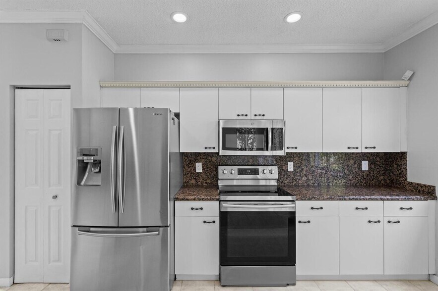 Building Photo - 4319 Greenbriar Ln