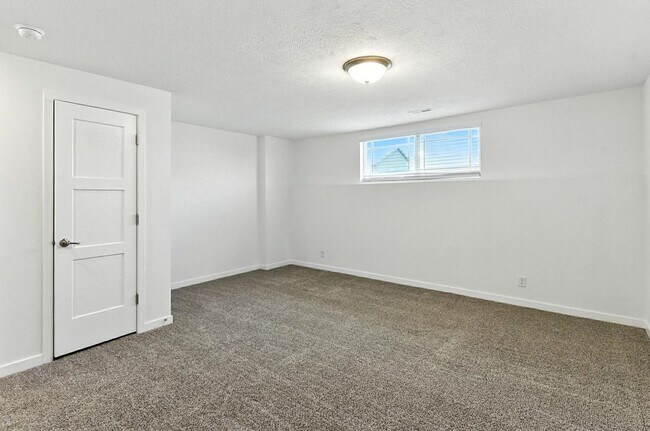 Building Photo - Near Lake Flanagan