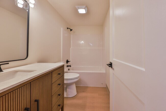 Building Photo - 551 Elm St