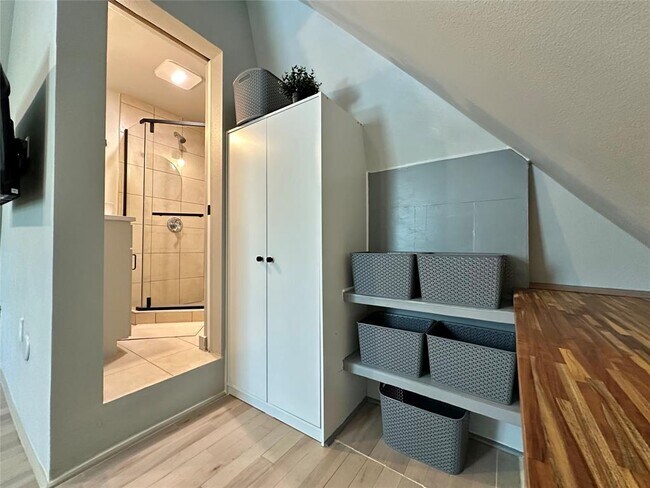 Building Photo - 914 E 39th St