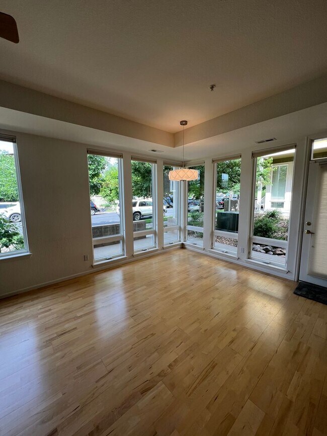 Building Photo - Light filled 3 bed, 3 bath townhome in North Boulder Holiday Neighborhood