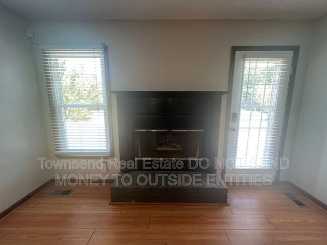 Building Photo - 6149 Lakeway Dr