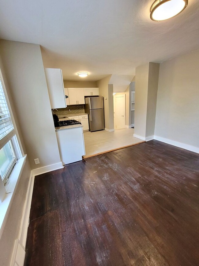 Building Photo - Spacious 3 Bedroom home in Brookline!