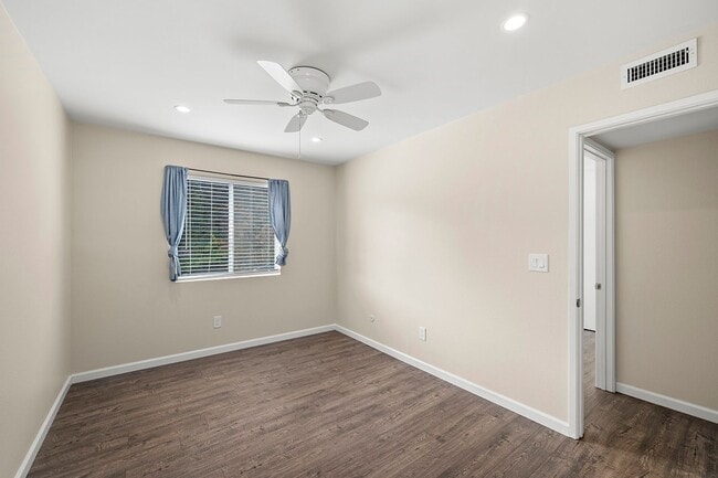 Building Photo - Spacious 4-Bedroom 2.5-Bathroom Townhome 50% Off 1st Month!