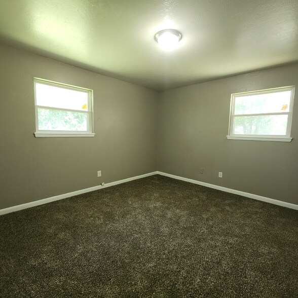 Building Photo - 908 Moraine Ave
