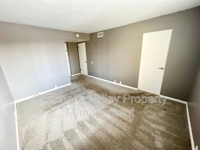 Building Photo - 400 N Sunrise Way