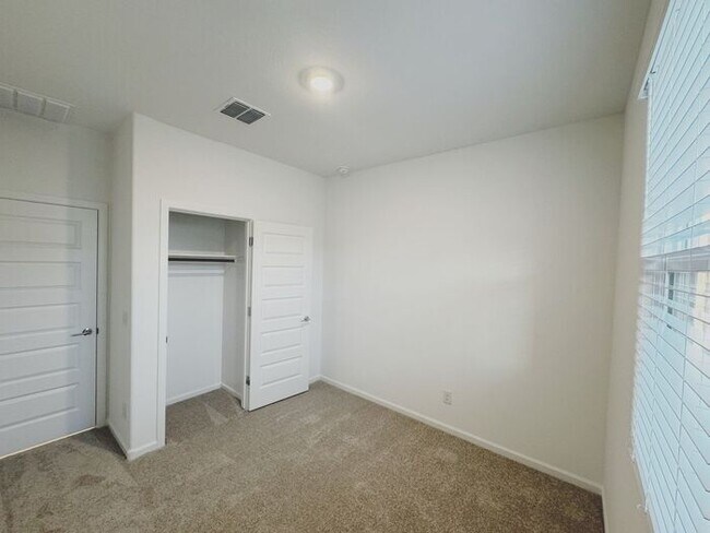 Building Photo - NEW 5 BEDROOM 3 BATHROOM HOME AVILABLE FOR RENT!