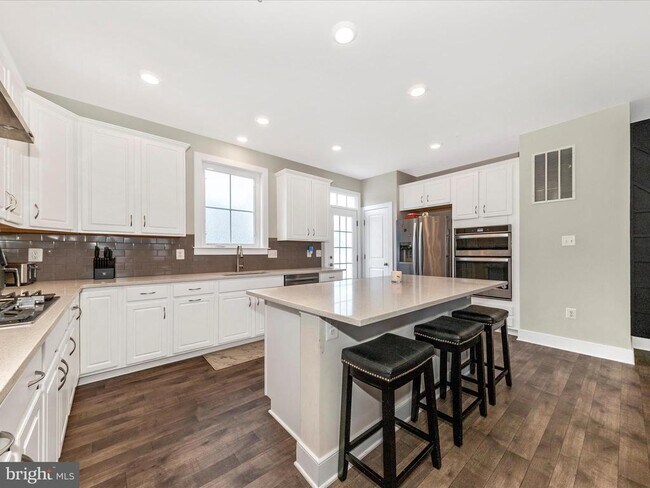 Building Photo - 1807 Fairway Ln