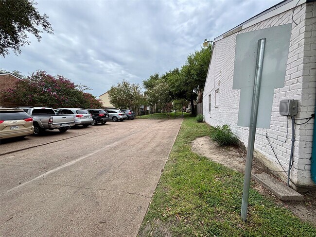 Building Photo - 8712 Wilcrest Dr