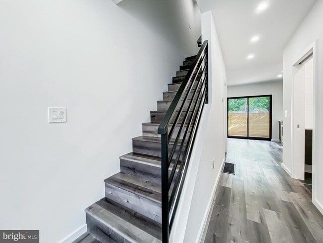 Building Photo - 2027 N 5th St